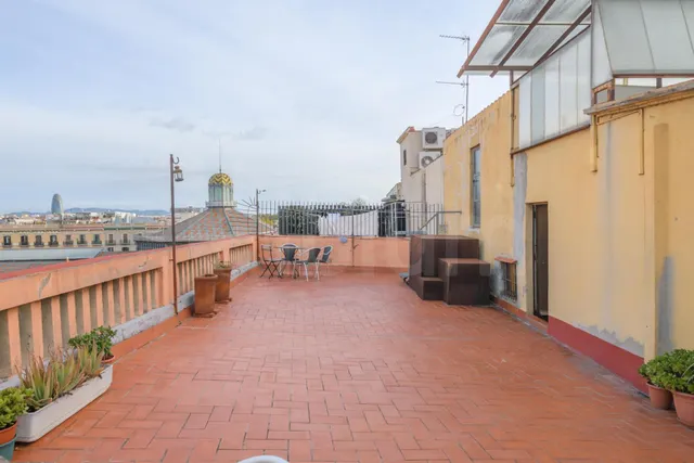 Espectacular vivienda esquinera con siete balcones frente al Mercat del Born — 45