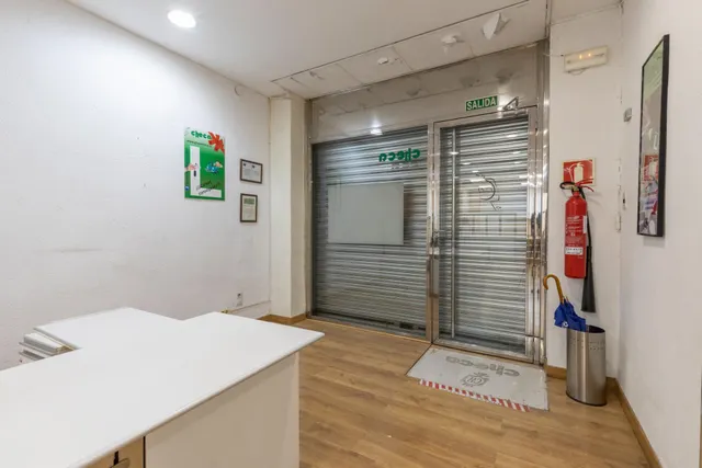 LOCAL COMERCIAL EN CALLE ÁNGEL GANIVET – UBICACIÓN PRIVILEGIADA — 11