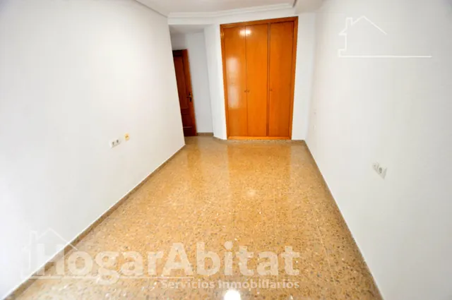AMPLIO CON GARAJE Y ASCENSOR JUNTO HOSPITAL PESET — 16
