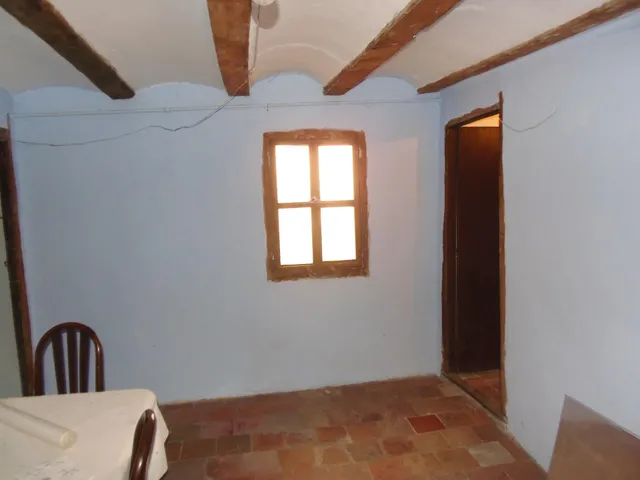 Casa grande haciendo esquina en el centro del pueblo, con patio grande, planta baja, dos alturas — 6