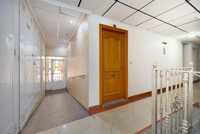 Apartamento de dos dormitorios con piscina comunitaria en el centro de Torrevieja — 32