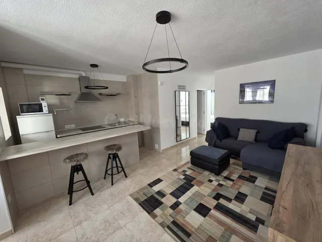 Apartamento a 100 m. playa reformado y amueblado - foto 3