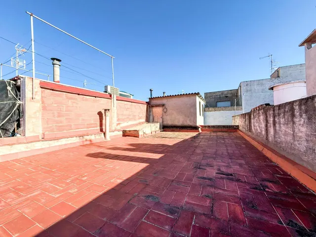 CASA CON GRAN TERRAZA Y MÚLTIPLES POSIBILIDADES EN ALCANAR E