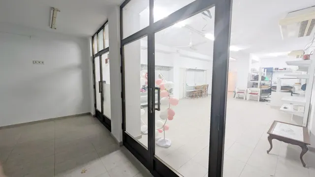 LOCAL COMERCIAL EN ALQUILER 5 PUERTAS CON CRISTALERAS, ESQUINA A CALLE ANTONIO MACHADO. — 2