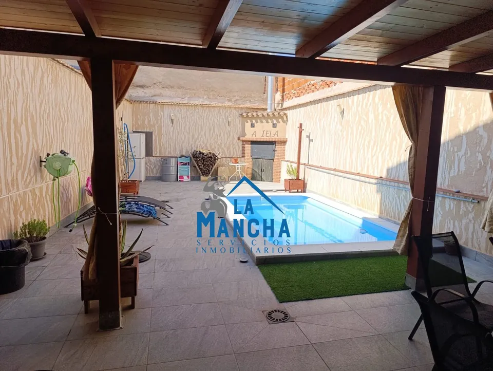 INMOBILIARIA LA MANCHA VENDE CASA BAJA CON TERRAZA Y PISCINA EN MADRIGUERAS ( ALBACETE ).