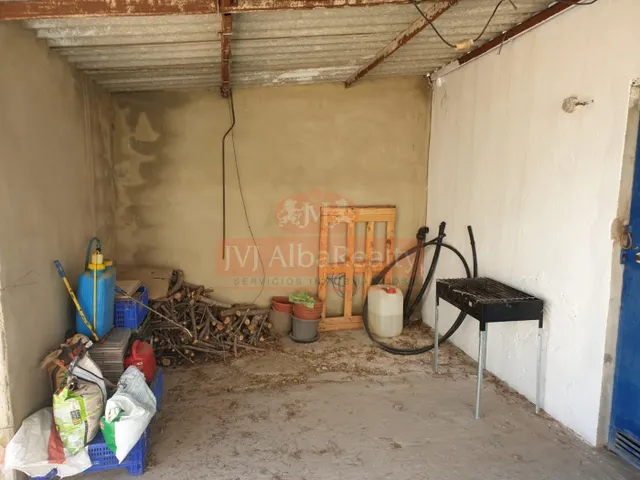 Se vende terreno en la carretera de Ayora con dos naves — 34