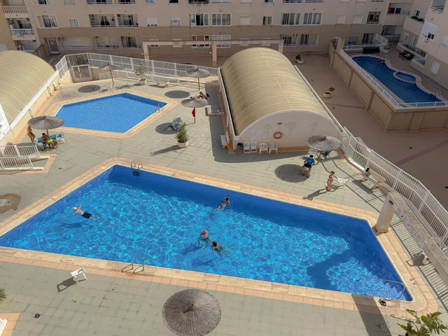 Centro! Interesante ático semireformado, con gran terraza e increíbles vistas panorámicas + 2 piscinas comunitarias — 24