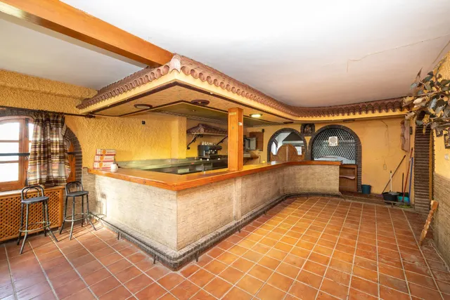 Terreno urbanizable, actualmente hay un restaurante. — 7