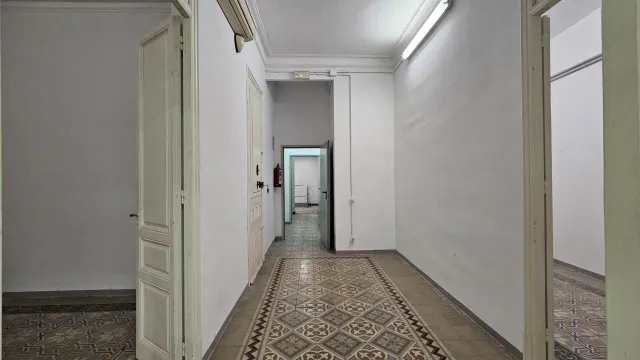 Edifificio neoclasico en el centro de Figueres. — 10