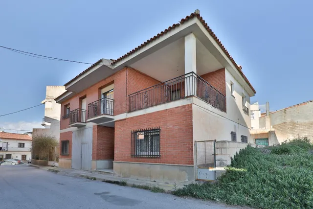 Casa de más de 300 m2 con cinco dormitorios y amplia cochera
