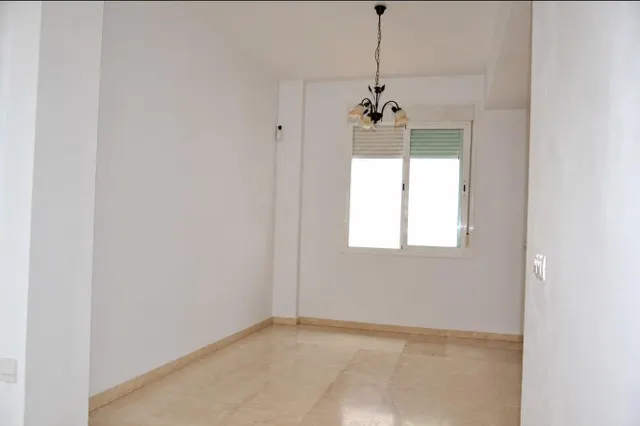 Tu próximo hogar en Sanlúcar la Mayor: tres dormitorios, patio y sótano — 6