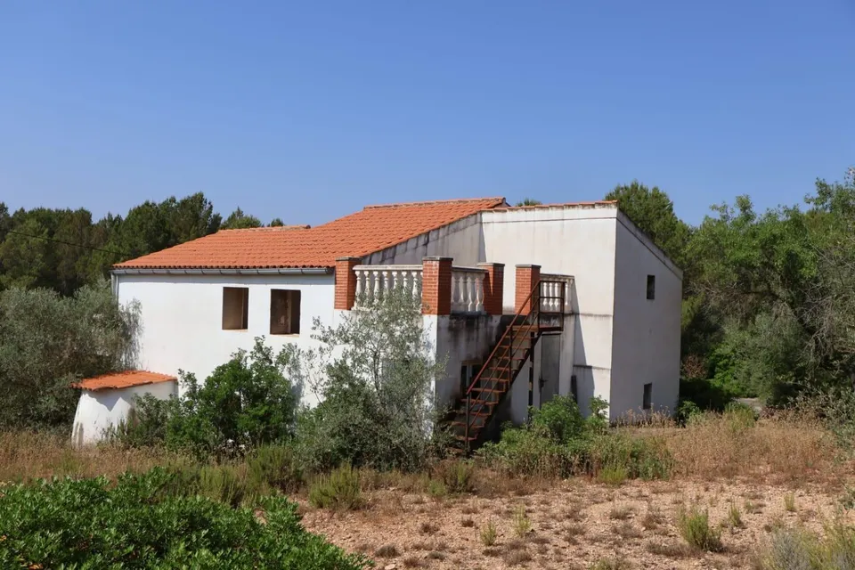 MASIA CON TERRENO, CON VISTAS CERCA DE VALL DALBA