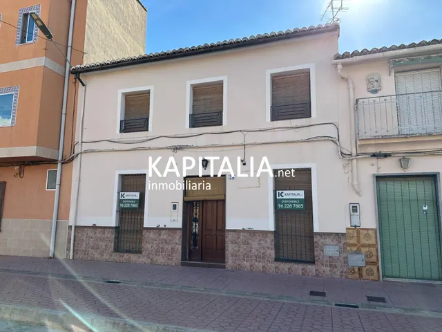 Casa en EXCLUSIVA en VENTA en el centro de Rotglà i Corberà con patio interior y 5 habitaciones — 2