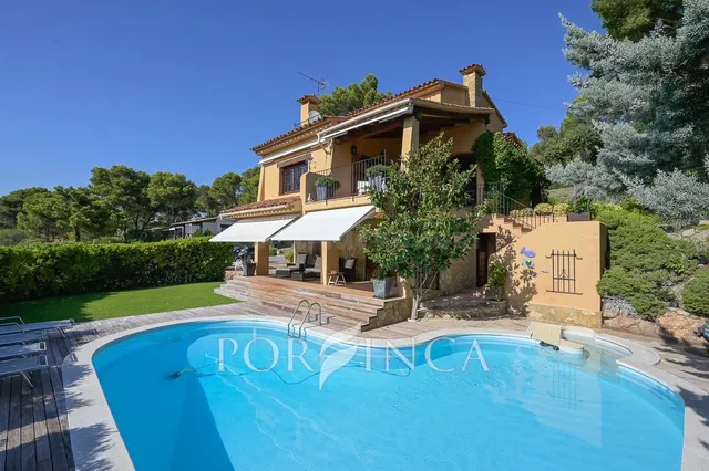 Exclusiva villa de estilo mediterráneo en gran terreno en Ta - foto 2