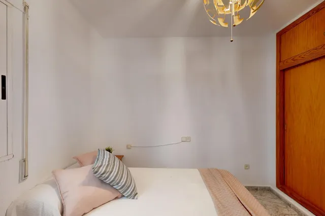 Espacioso piso en Canteras con gran dormitorio principal en suite, patio y plaza de garaje. Cartagena — 12