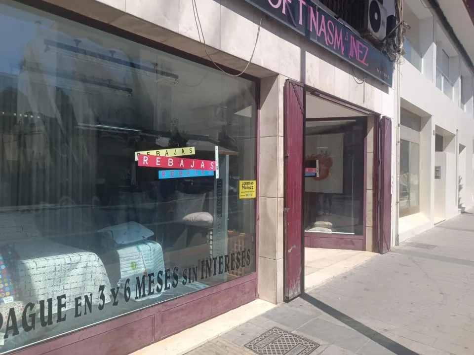 SE VENDE LOCAL / 140 MTS PLANTA BAJA + 40 MTS NAYA/ CERCA DE HOSPITAL GENERAL