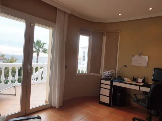 Villa 6 dormitorios con vistas al mar en La Cala de Mijas — 12