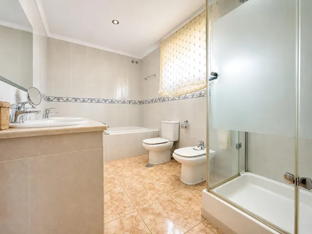 CASA INDEPENDIENTE CON 966 M/2 DE PARCELA EN NUEVO HIGUERON . — 33