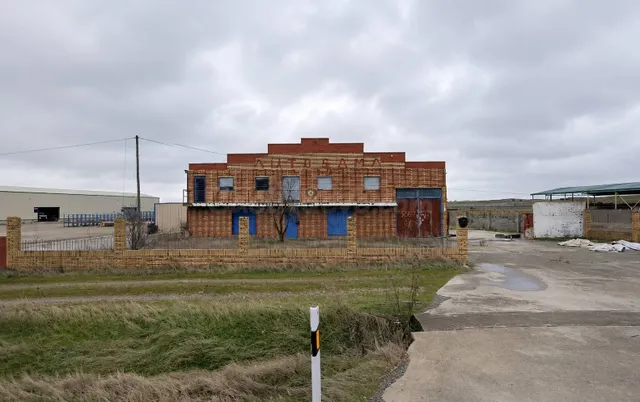 Venta nave + terreno en Miranda de Azán (Salamanca) — 2