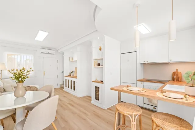 Encantadora vivienda reformada con terrazas, patio privado y piscina comunitaria — 5