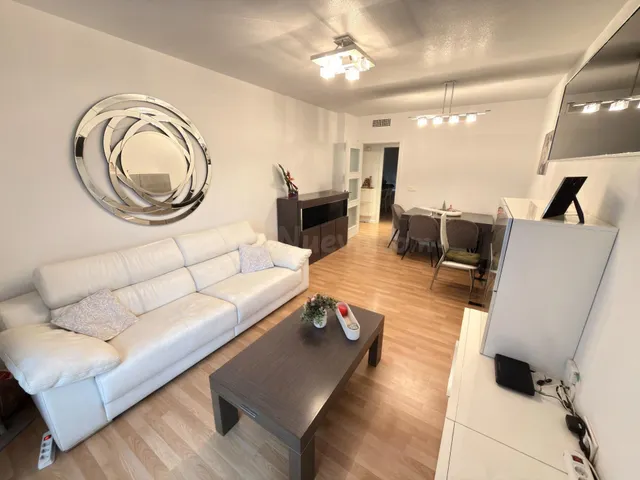 Piso de 3 dormitorios con piscina comunitaria, garaje y tras - foto 3