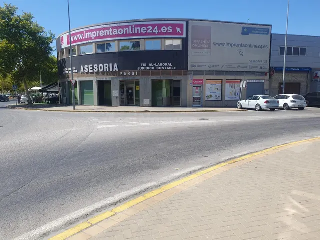Local comercial con gran fachada en la avenida principal del