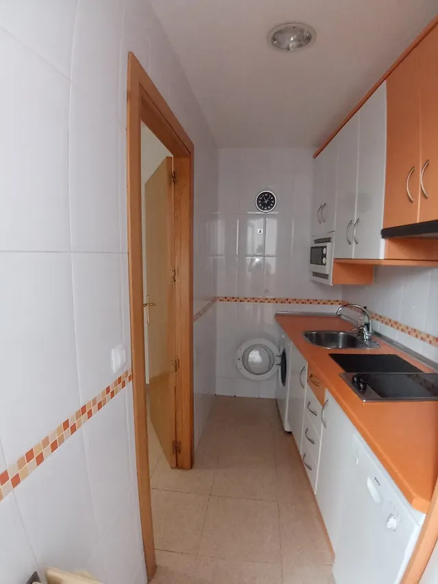 PISO AMUEBLADO DE DOS DORMITORIOS EN PLANTA BAJA, CON AMPLIO SALÓN, COCINA INDEPENDIENTE Y PATIO. CALEFACCIÓN DE GAS INDIVIDUAL, AIRE ACONDICIONADO, ARMARIOS EMPOTRADO. — 11