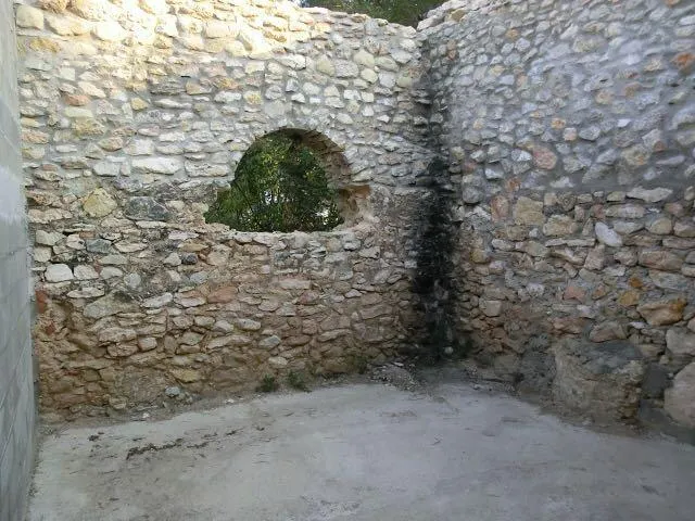 Finca de aprox 67 hectàreas. Con dos casas principales para reformar — 30