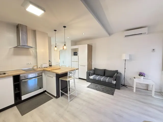 ELEGANTE ESTUDIO MODERNO EN TORREVIEJA CENTRO CON EXCELENTE 
