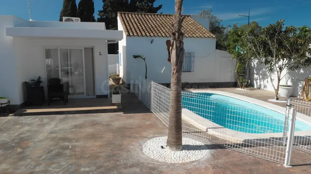 Coqueto apartamento con piscina compartida — 2