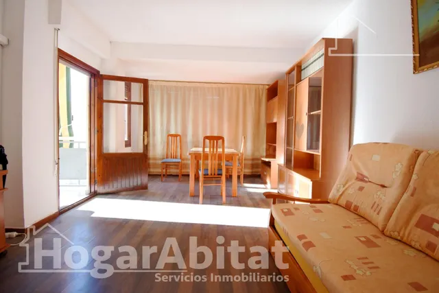 MUY AMPLIO CON 4 DORMITORIOS Y TERRAZA EN EL CENTRO — 2