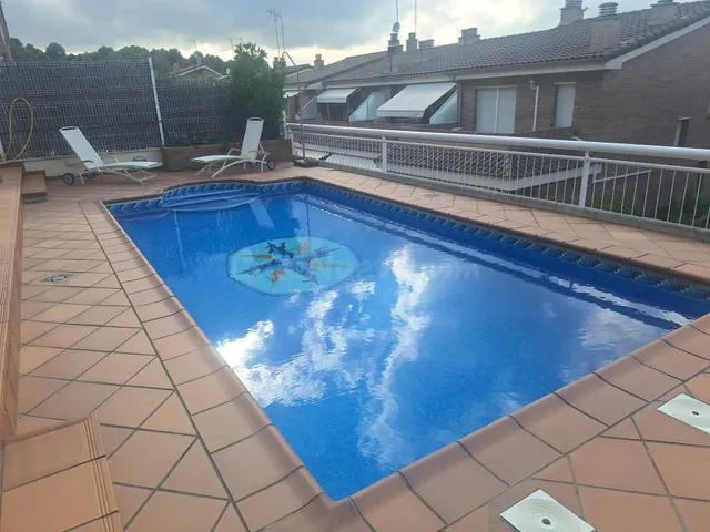 EXCLUSIVA CASA ADOSADA A TRES VIENTOS CON PISCINA PRIVADA EN - foto 2