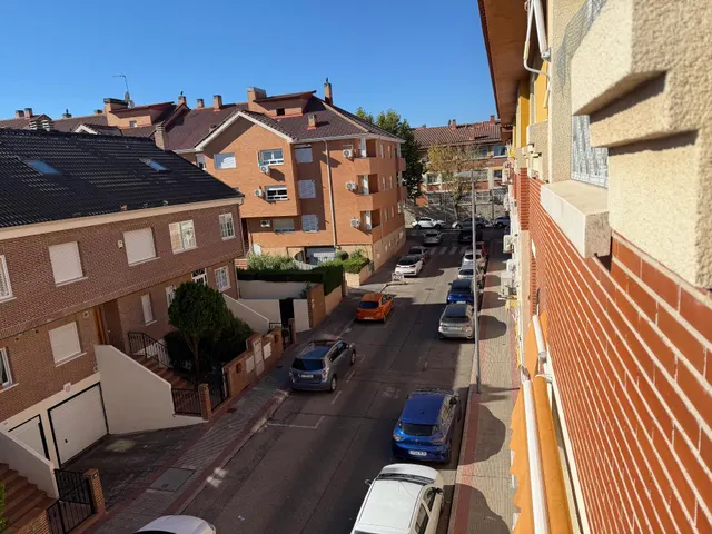 Luminoso piso de 3 dormitorios con piscina, garaje y trastero en el centro de Villanueva del Pardillo — 29