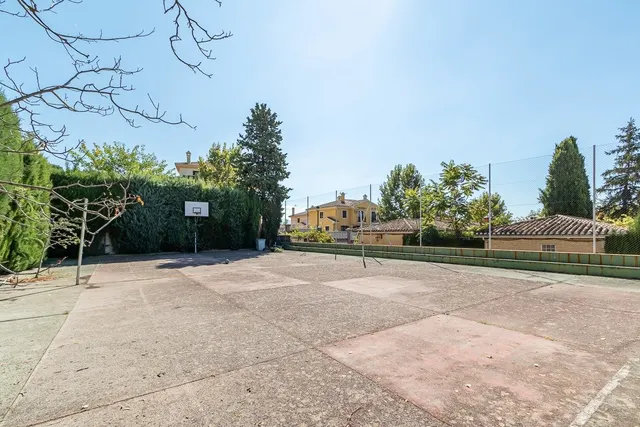 Chalet independiente con piscina y pista de tenis en Alfacar — 27