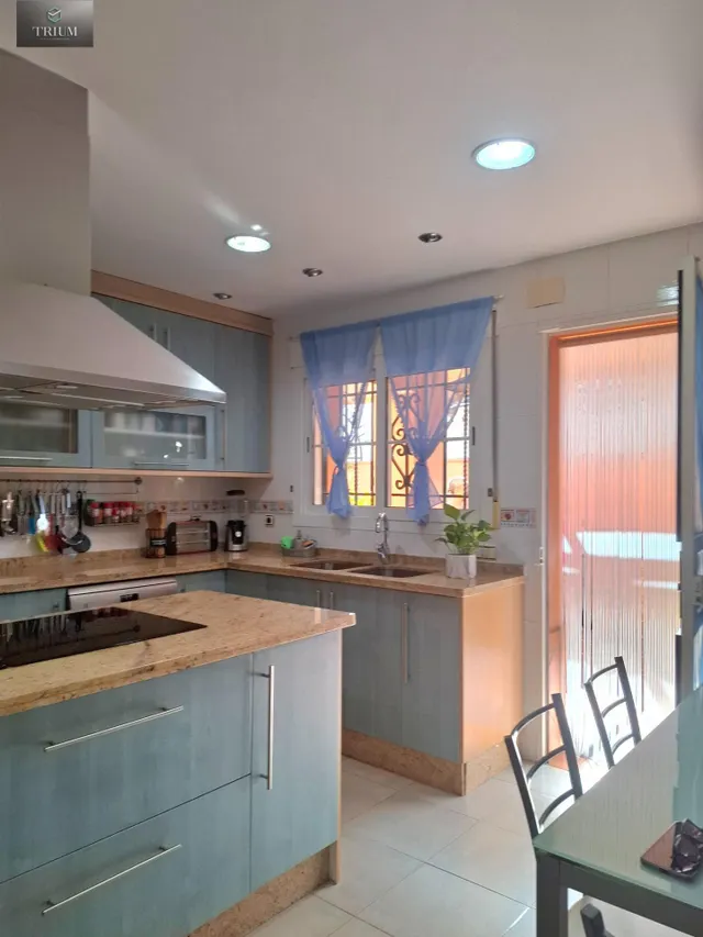 Fantástico chalet en villa argaz, junto al cc serrallo plaza — 38