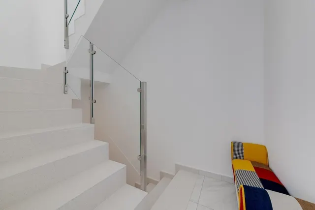 Casa adosada moderna y espaciosa (aprox. 116 m2) con 3 dorm, 3 baños, varias terrazas, y gran piscina comunitaria. Cerca de campos de golf, La Zenia Boulevard, y a poco más de 5 km de las playas. — 29