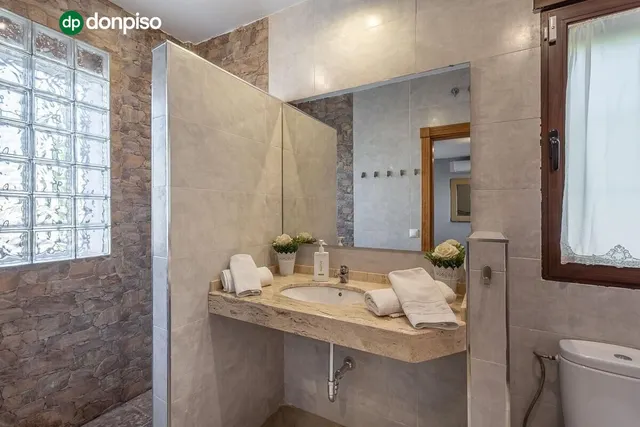 Chalet independiente con pozo propio y placas solares — 17