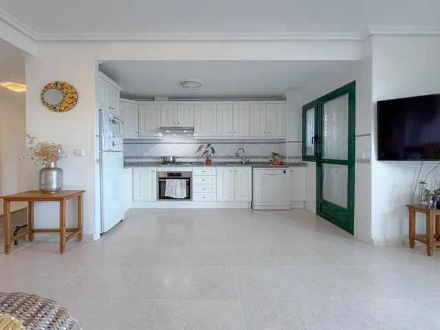 Orihuela Costa! Espectacular apartamento con amplios espacios + gran terraza con vistas despejadas y laterales al mar + Parking comunitario + Piscina comunitaria con zonas ajardinadas — 18