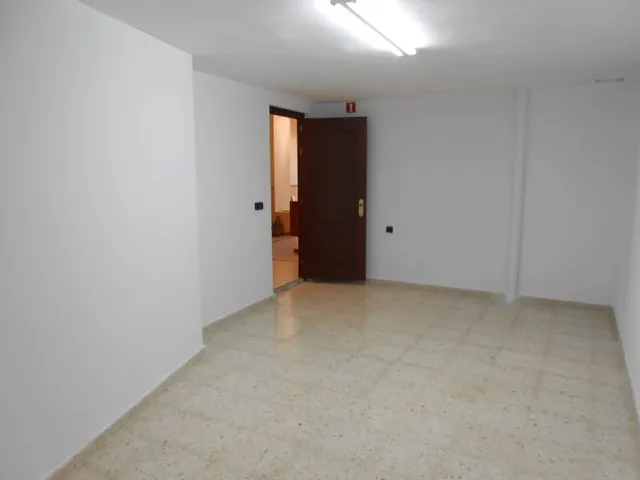LOCAL MUY CENTRICO CON ESCAPARATE — 5