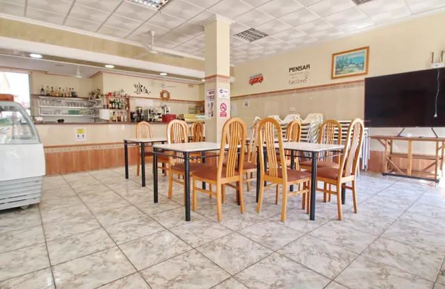 Local con terraza enorme, donde se encuentra 3 negocios en Santa Pola!!! — 16