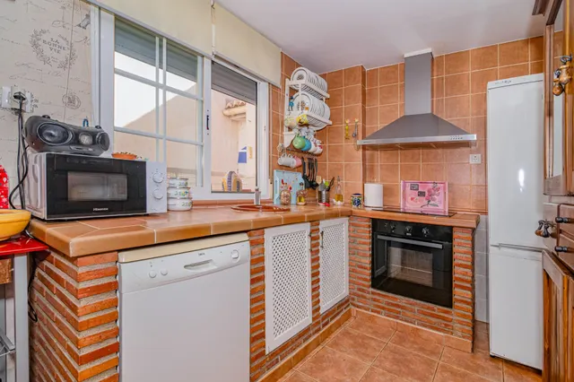 ¡Vive en el Corazón de La Zubia!  Piso Luminoso y Listo para Ti — 19
