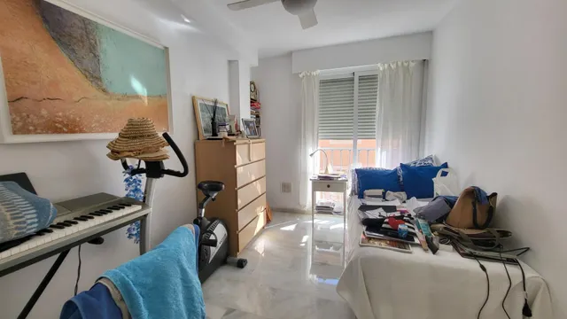 Piso en el centro de San Pedro Alcantara de 2 habitaciones y 2 baños, REFORMADO Y CON GARAJE — 40