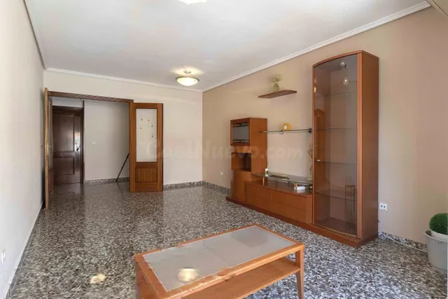 Amplia vivienda de 4 dormitorios con garaje, trastero y metro a pocos minutos — 3