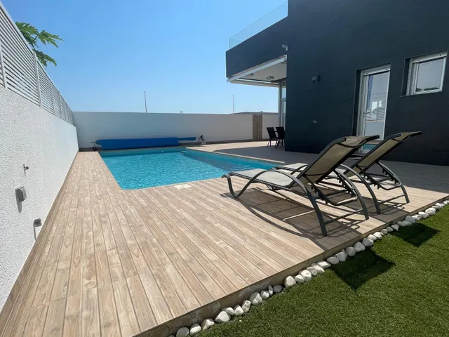 Excepcional Villa en Pilar de la Horadada: Lujosa Villa de una Planta con Licencia Turística — 11