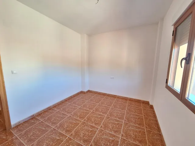 Oportunidad: Bungalow de esquina, a estrenar, en Pinoso | 4 dormitorios, 2 baños y garaje — 12