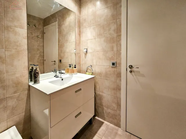 Inmueble en venta con terraza, plaza de garaje y trastero junto al Metro Urgel! — 26