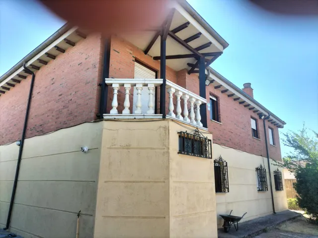 Amplia Casa en Melgar de Fernamental con Jardín y Terraza — 9