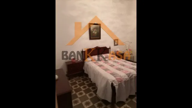 SE VENDE CASA CON LOCAL ABAJO EN FIÑANA ZONA CENTRO — 26