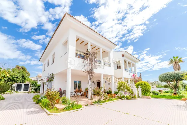 ELEGANTE CASA ESQUINERA DE ESTILO INGLÉS CON VISTAS AL MAR — 48