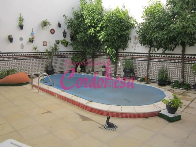 MAJESTUOSA CASA INDEPENDIENTE CON ASCENSOR Y PISCINA